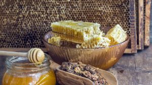 ”Penicilina românească”. Propolis, un veritabil antibiotic natural este folosit în medicină de mii de ani.