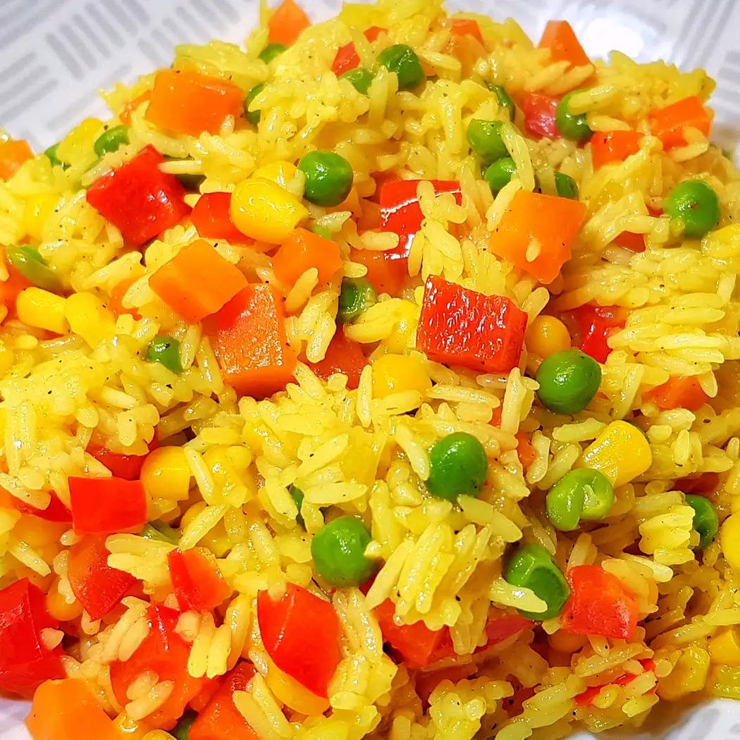 Acest fel de mancare cu orez și legume este preparatul ideal pentru cei care caută o rețetă rapidă, sănătoasă și delicioasă