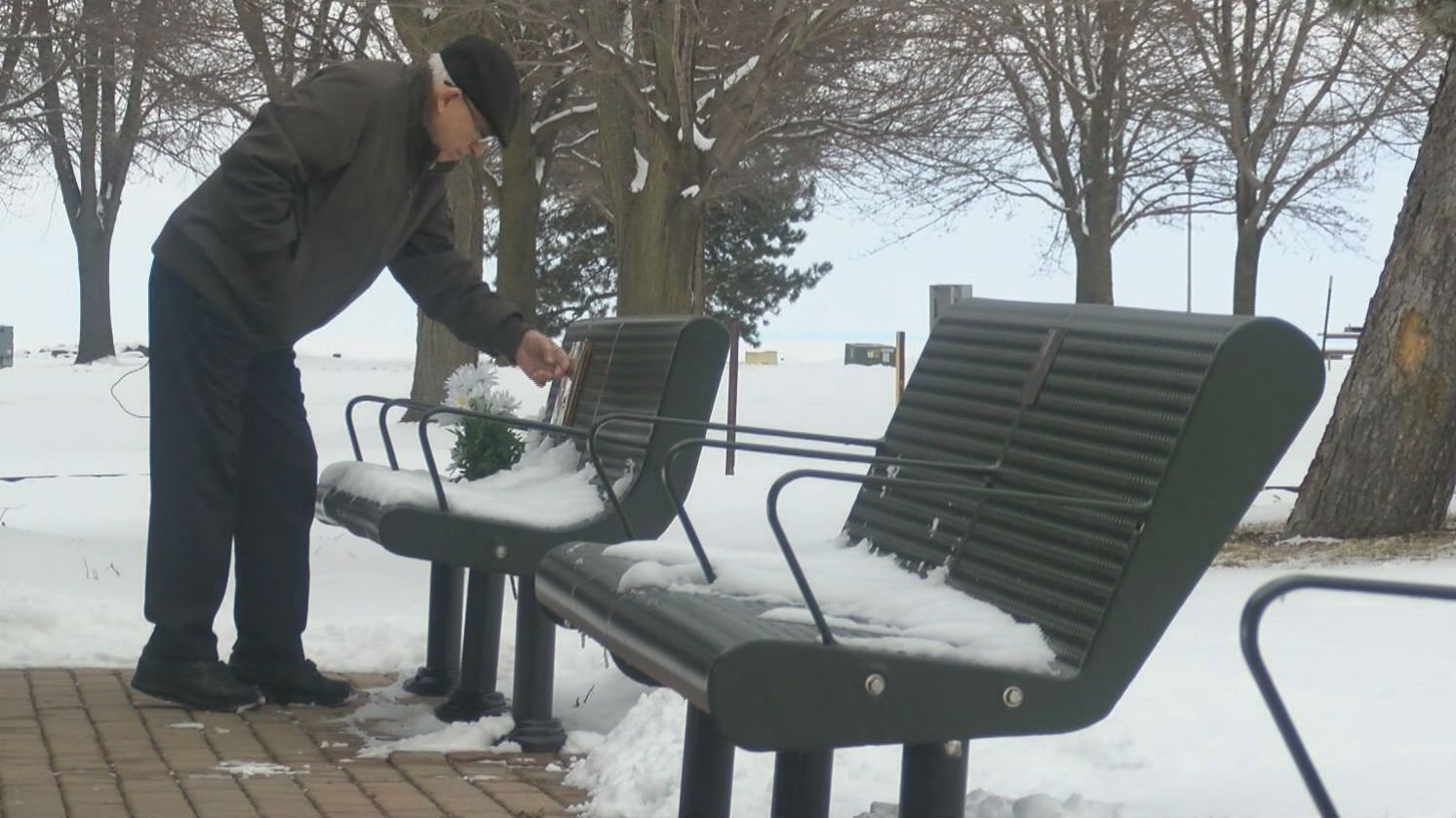 Soția lui murise la 80 de ani așa că el i-a CUMPĂRAT o BANCĂ ÎN PARC. În fiecare zi mergea acolo să îi pună o margaretă și un bănuț, motivul te va face să plângi