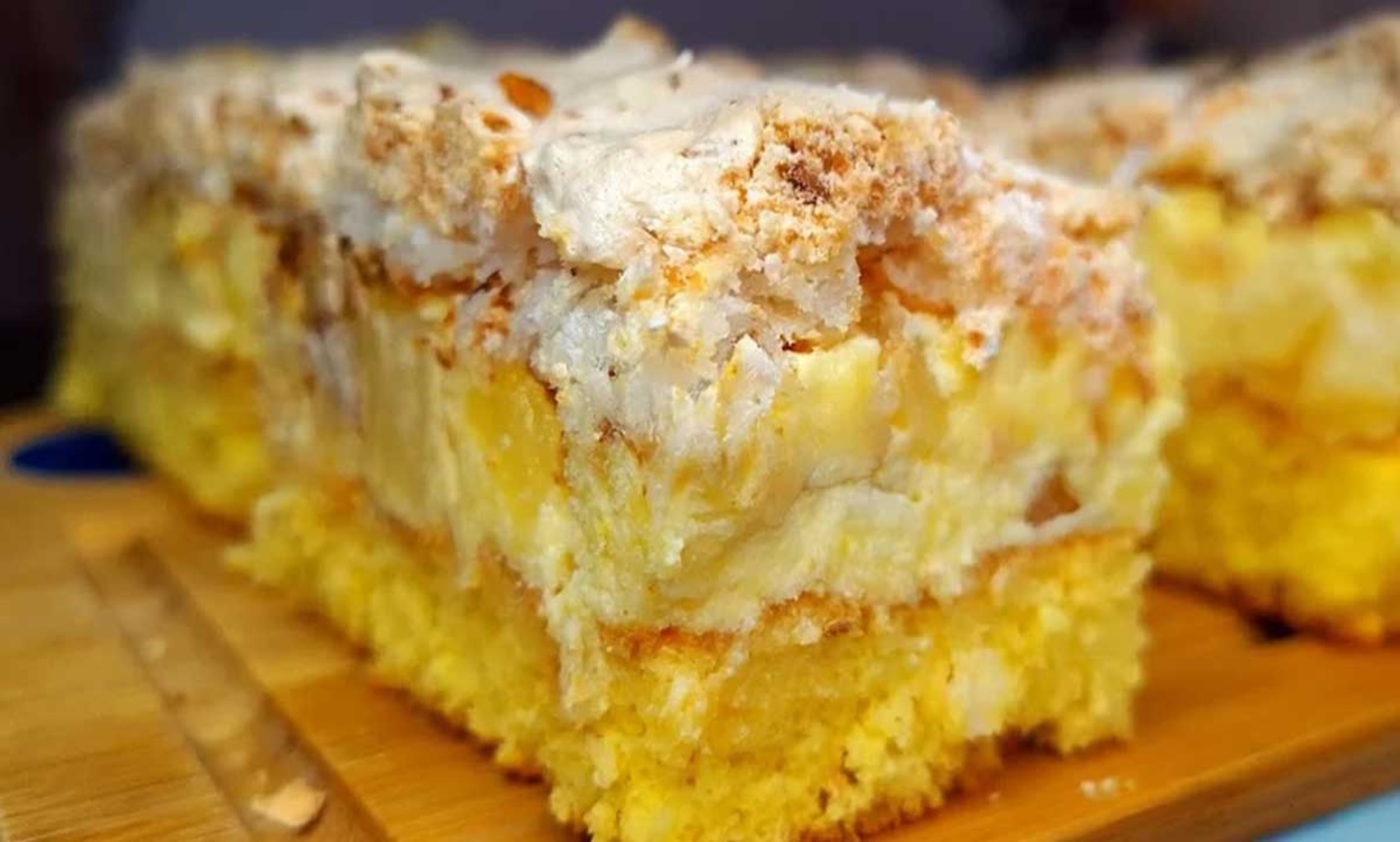 Tort de nucă de cocos, stratificat cu iaurt si crema de mascarpone. Aceste cuburi sunt ca un mic miracol culinar, care combină deliciul cremos cu nuca de cocos crocantă