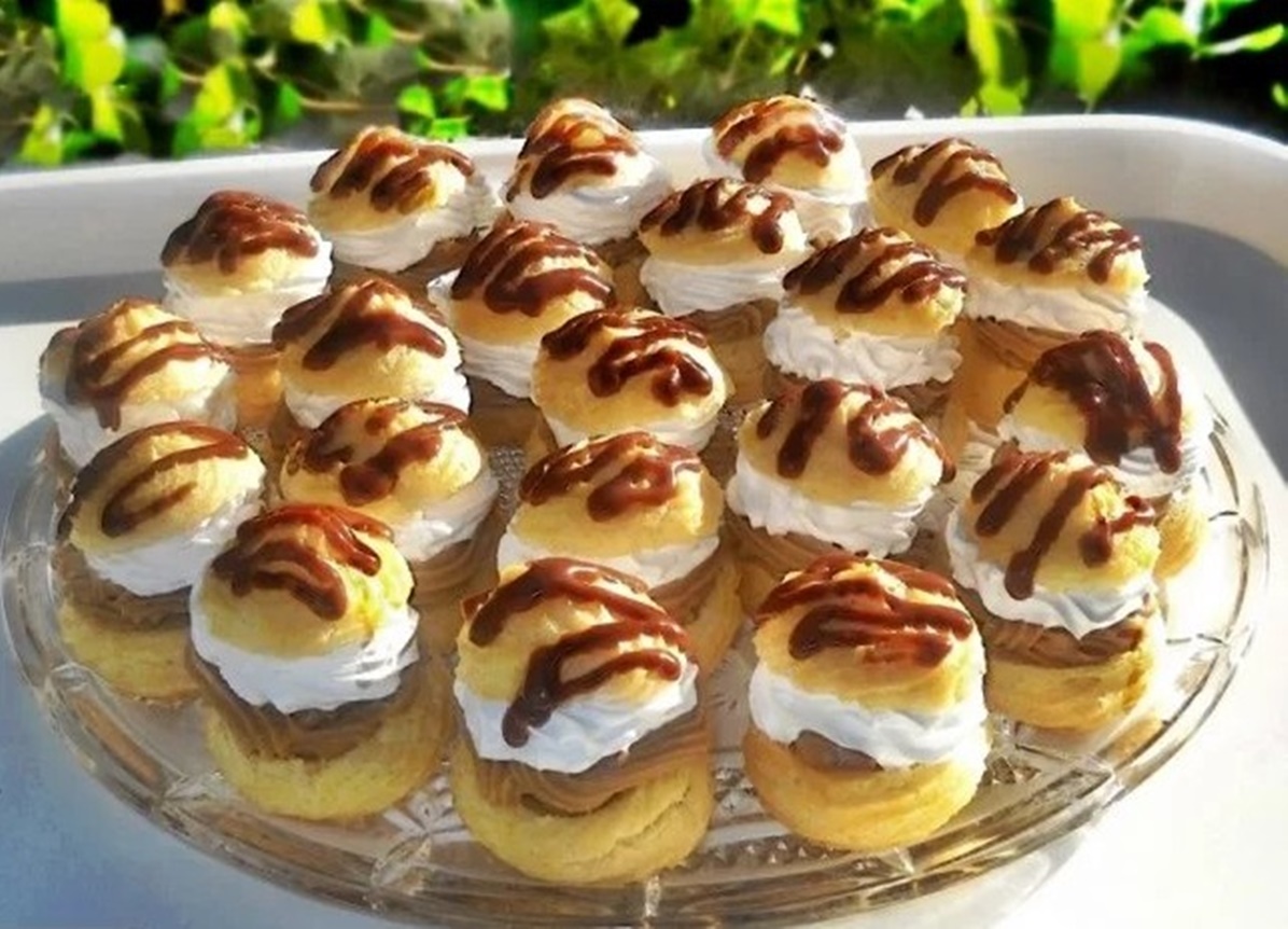 Profiterol, acest desert aduce o notă de lux. Gogoșile din foietaj umplute cu frișcă și ciocolată sunt un adevărat răsfăț