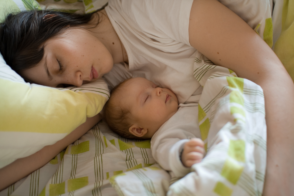 Ce se întâmplă cu bebelușii care dorm în pat cu mămicile lor până la vârsta de trei ani