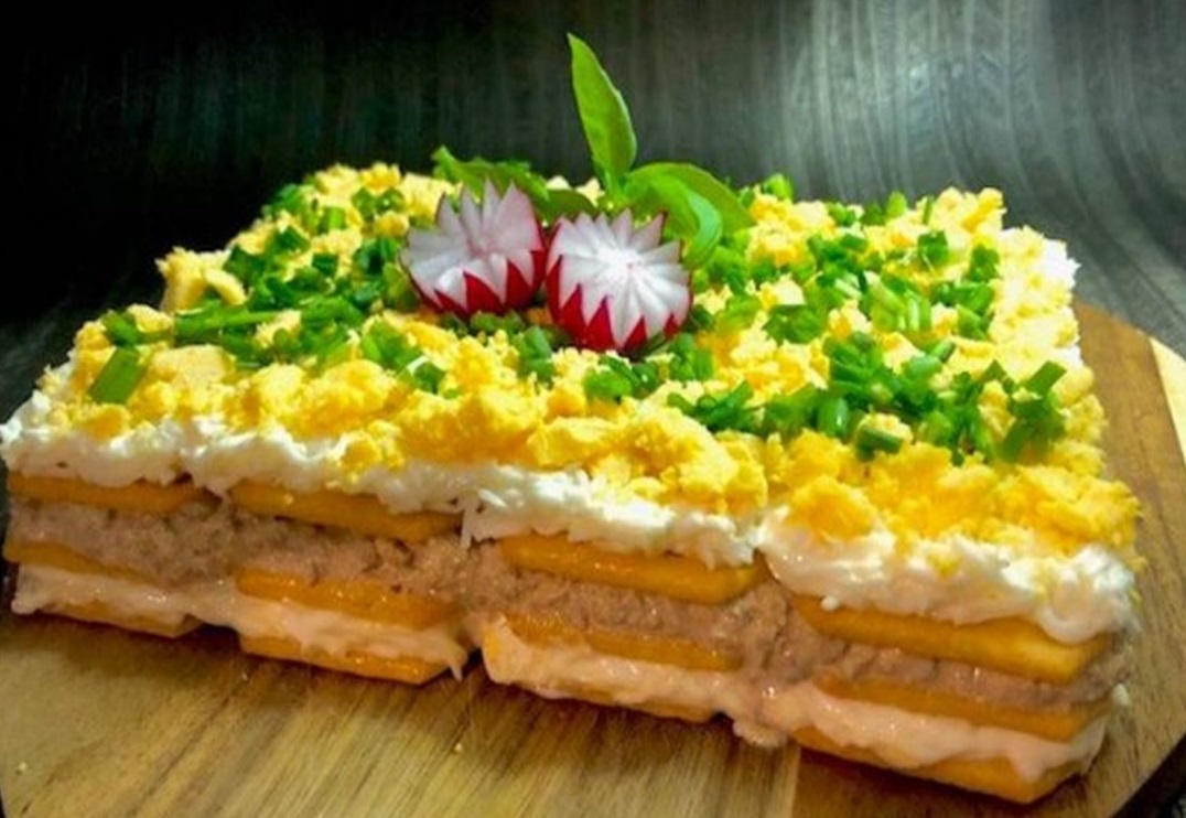 Salată de ton pe blat de biscuiți – o salată delicioasă care arată ca un tort festiv. O retetă gustoasă pentru orice anotimp