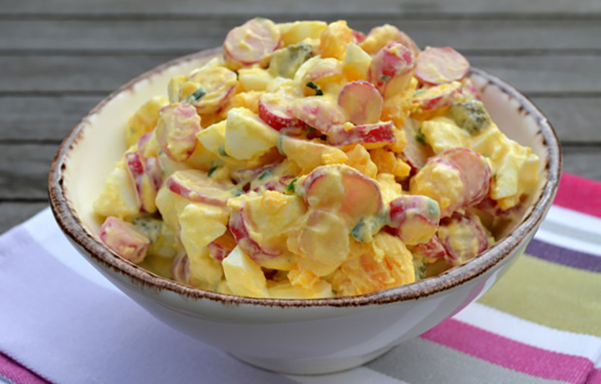 Salată delicioasă cu ouă și ridichi care se prepară din ingrediente simple și accesibile!